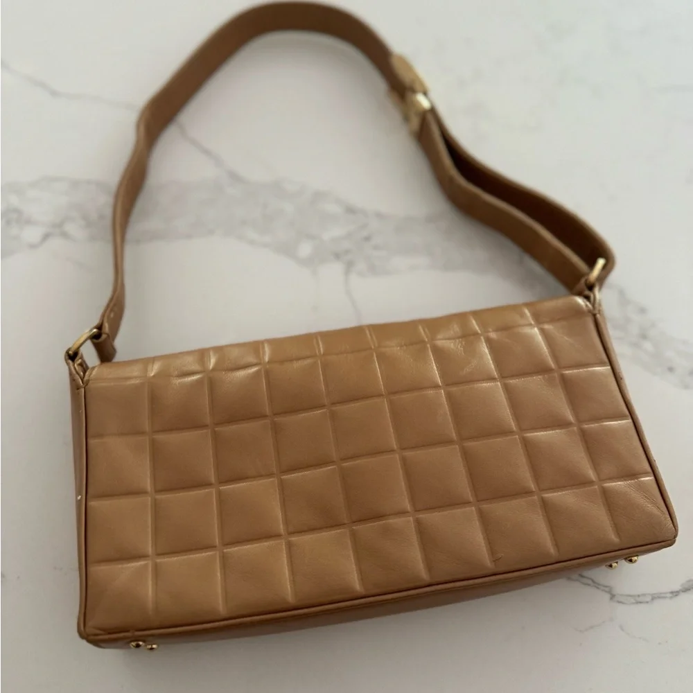 Authentic CHANEL - GOLD Chocolate Box adjustable bag/ clutch.- Collectable - Picture 3 of 9